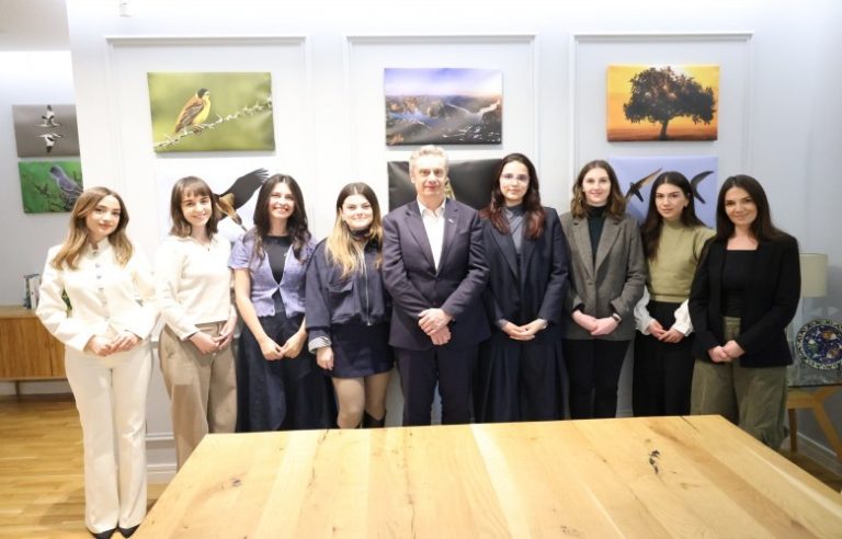 Ambasadori i Mbretërisë së Bashkuar në Kosovë, Jonathan Hargreaves, ka pritur në një takim të rinj kosovarë të rikthyer pas përfundimit të studimeve në Britani.