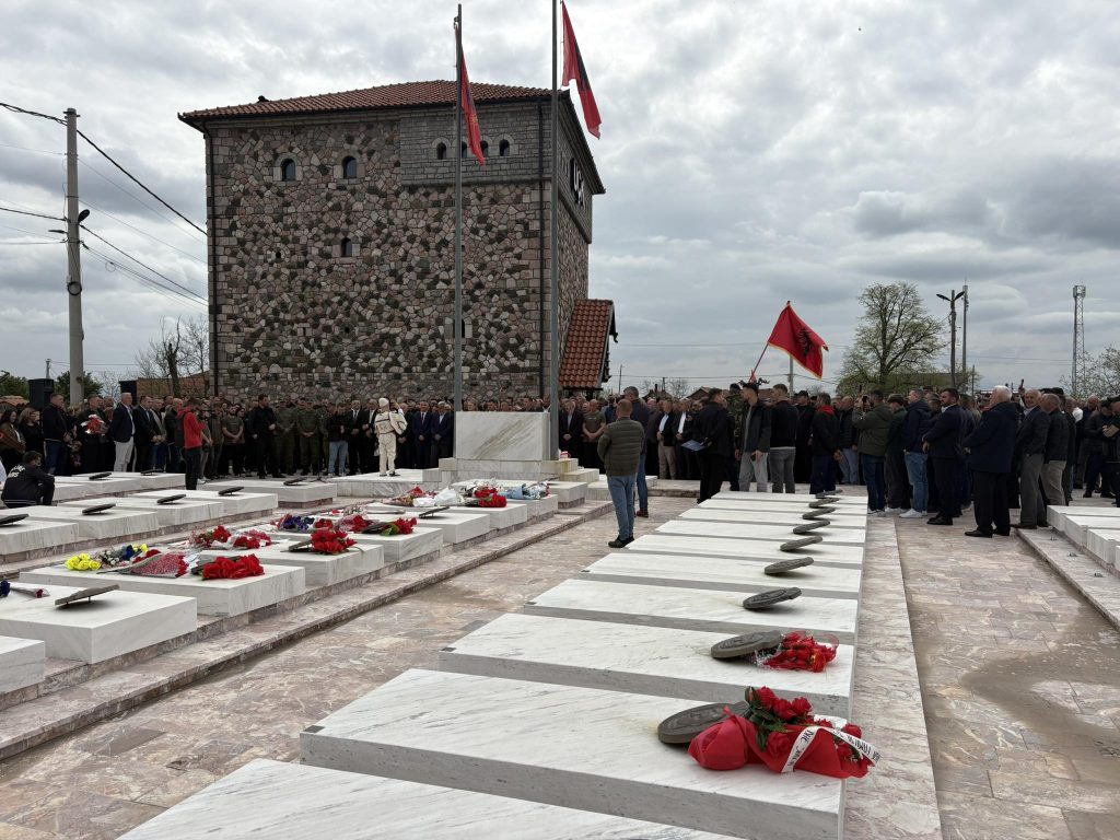 Përkujtohet 27-vjetori i rënies së Shkëlzen Haradinajt dhe bashkëluftëtarëve