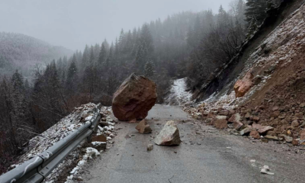 Rrezik në rrugën Pejë–Rugovë, gurë të mëdhenj rrëshqasin nga mali