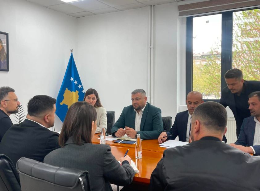 Hoti takohet me Shoqatën e Ndërtimit, diskutohet siguria në punë