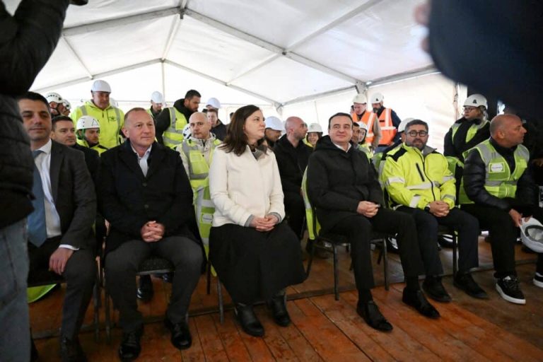 Kurti: Parku i erës në Zatriq do furnizojë 45 mijë familje me energji