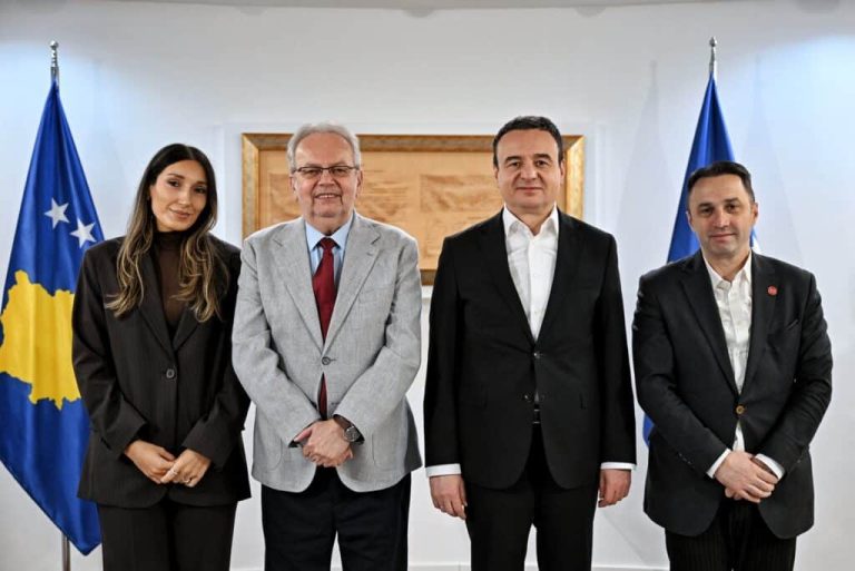 Kryeministri në detyrë Kurti priti përfaqësuesit e Prishtina International Theater Festival “Burbuqe Berisha”