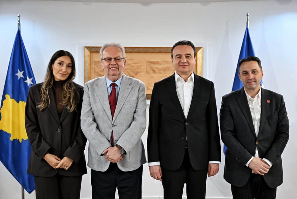Kryeministri në detyrë Kurti priti përfaqësuesit e Prishtina International Theater Festival “Burbuqe Berisha”