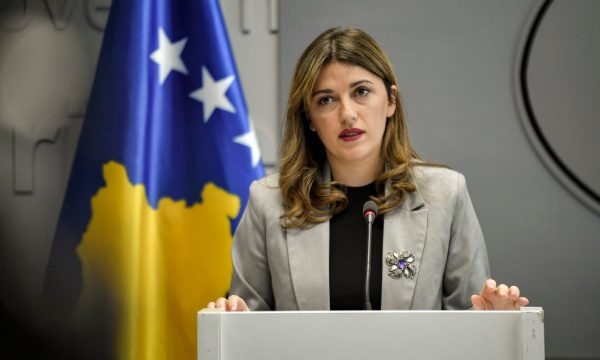 Albulena Haxhiu njofton për ndarjen nga jeta të babait