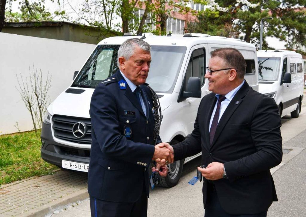 Policia e Kosovës pranon donacion dy automjete nga Holanda