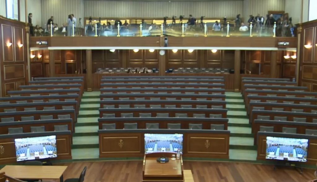 Seanca për Presidentin nis me vonesë, mungojnë deputetët