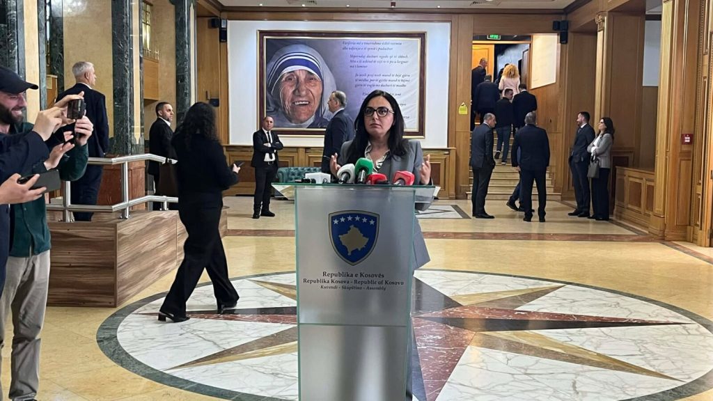 Lushaku-Sadriu: Seanca për presidentin është farsë dhe improvizim politik