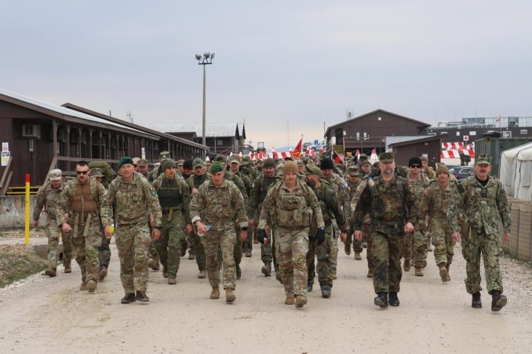 KFOR marsh përkujtimor në Bondsteel me mbi 400 ushtarë nga 17 shtete