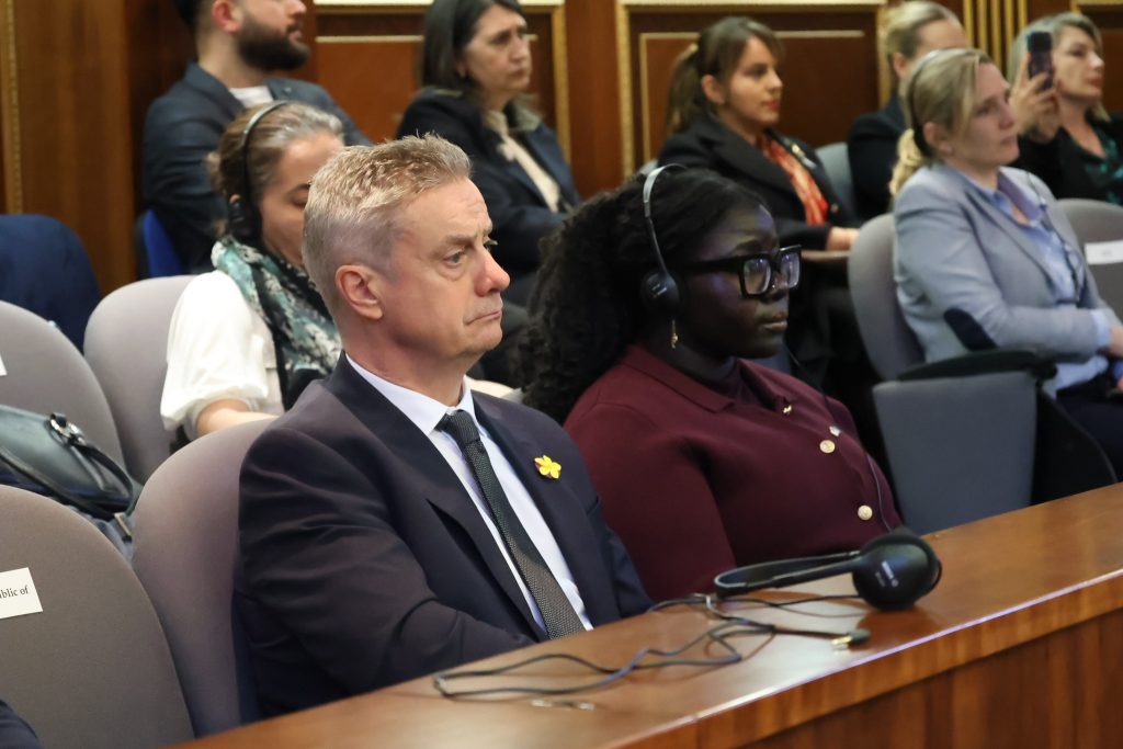Ambasadori britanik: Nuk ka afat për shërimin dhe drejtësinë për të mbijetuarit e dhunës seksuale