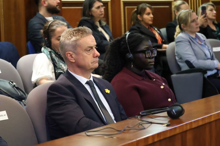 Ambasadori britanik: Nuk ka afat për shërimin dhe drejtësinë për të mbijetuarit e dhunës seksuale
