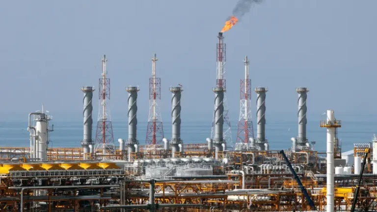 Izraeli sulmon uzinën më të madhe petrokimike iraniane