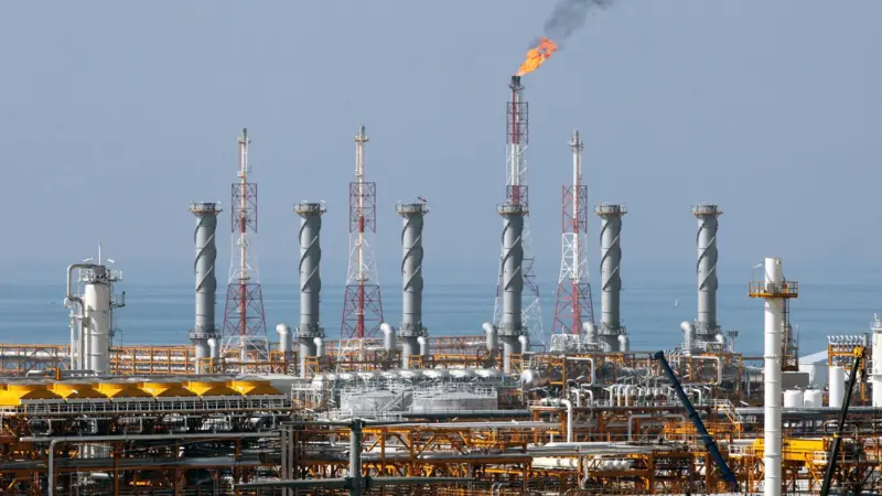 Izraeli sulmon uzinën më të madhe petrokimike iraniane