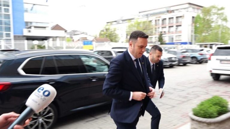 Abdixhiku mbërrin në Kuvend, pritet takim me Kurtin për presidentin
