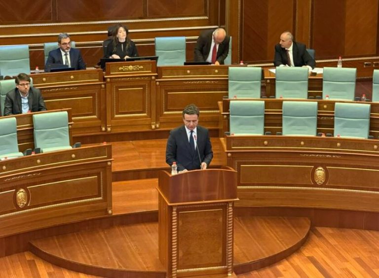 Kurti sqaron pagën e 13-të: Përfitojnë vetëm punonjësit në listën e pagave buxhetore