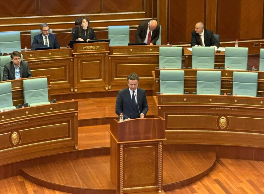 Kurti sqaron pagën e 13-të: Përfitojnë vetëm punonjësit në listën e pagave buxhetore