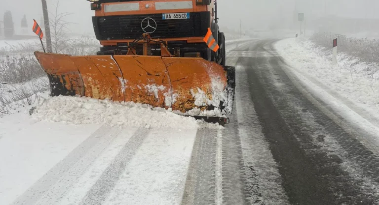 Temperatura të ulëta në Shqipëri, dëbora arrin deri në 25 cm