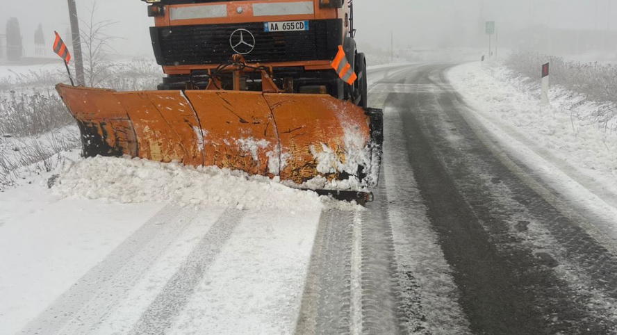 Temperatura të ulëta në Shqipëri, dëbora arrin deri në 25 cm