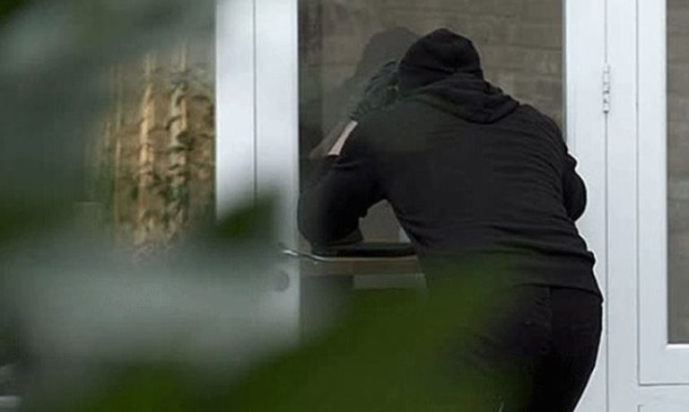 Vjedhje dhe dëmtime në një fabrikë në Pejë, nisin hetimet