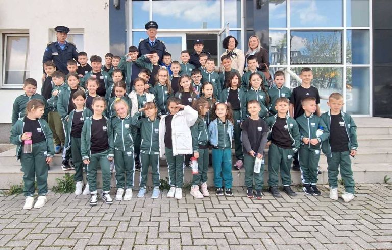 Nxënësit vizitojnë Policinë në Prizren, informohen për sigurinë në trafik