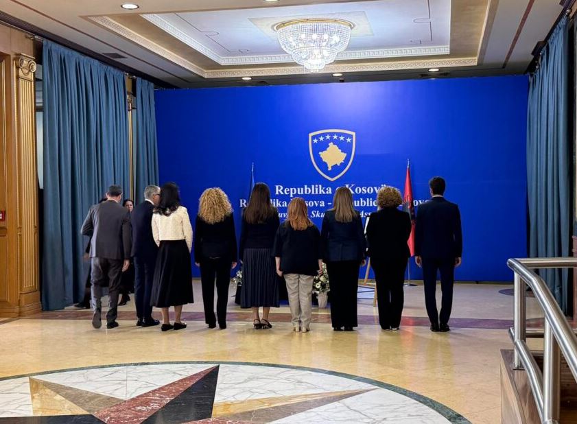 Zyrtarë shtetërorë bëjnë homazhe për akademikun Rexhep Qosja