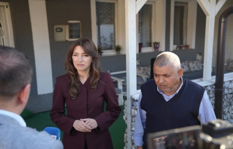 Haxhiu viziton familjen Gashi në Ditën Ndërkombëtare të Romëve