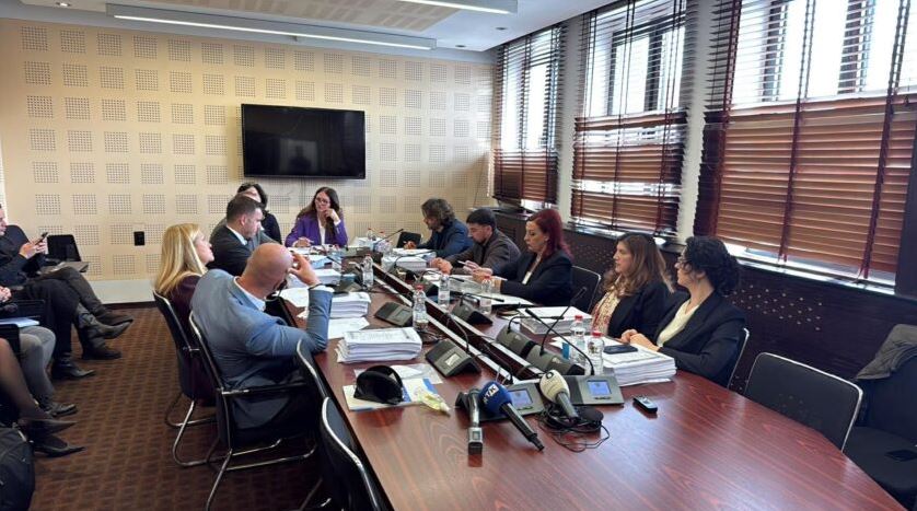 Përplasje mes Ganimete Musliu dhe Arbëreshë Kryeziu në Komisionin për RTK-në