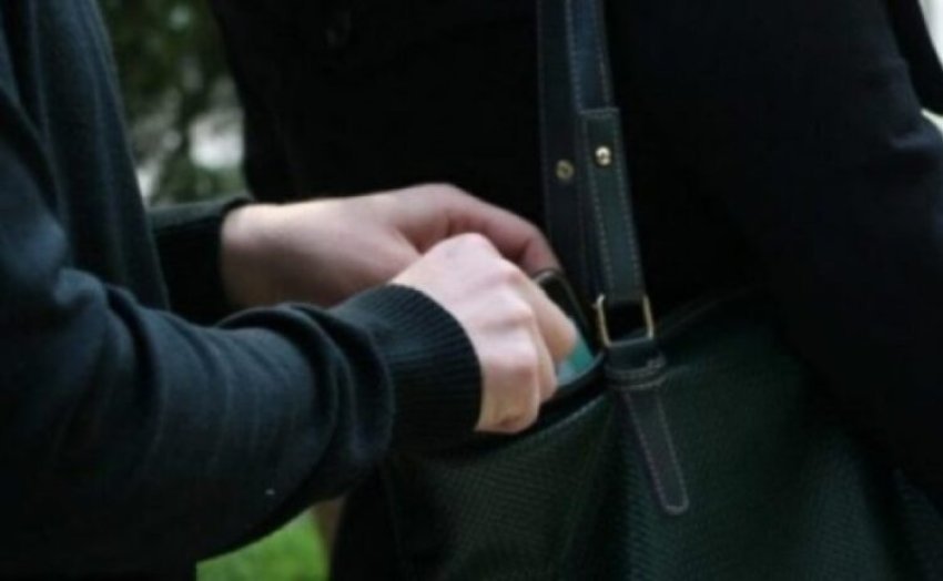 Vjedhje në Prishtinë, një personi i merren para nga çanta