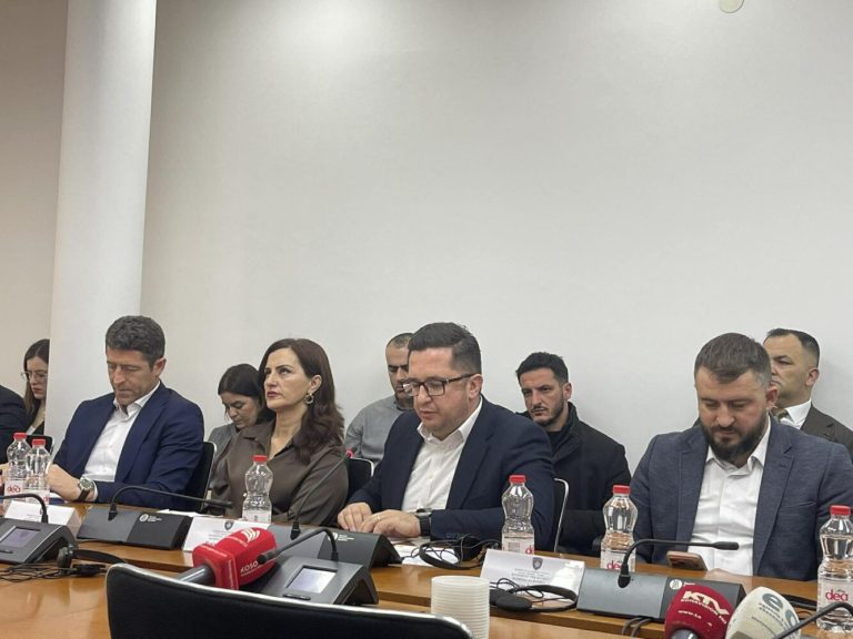 Kërkesa e Mustafës për diskutim mbi pagën e 13-të dhe çmimin e naftës refuzohet në Komision