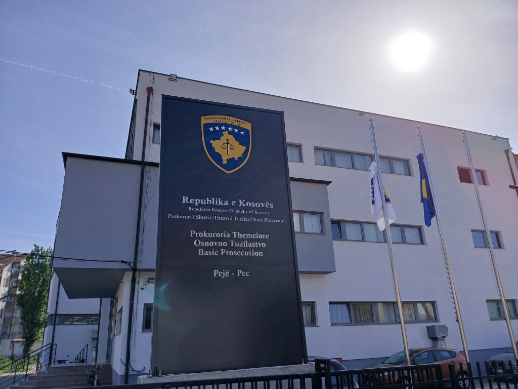 Aktakuzë për vrasje në tentativë ndaj djalit që goditi babain me sëpatë në Deçan