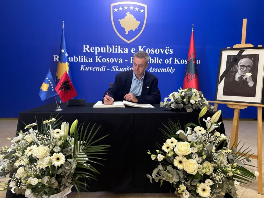 Ambasadori britanik vlerëson Rexhep Qosjen: Figurë e rëndësishme historike dhe shkrimtar i madh