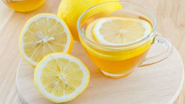 🍋 Uji i ngrohtë me limon para gjumit: përfitimet dhe kur duhet shmangur
