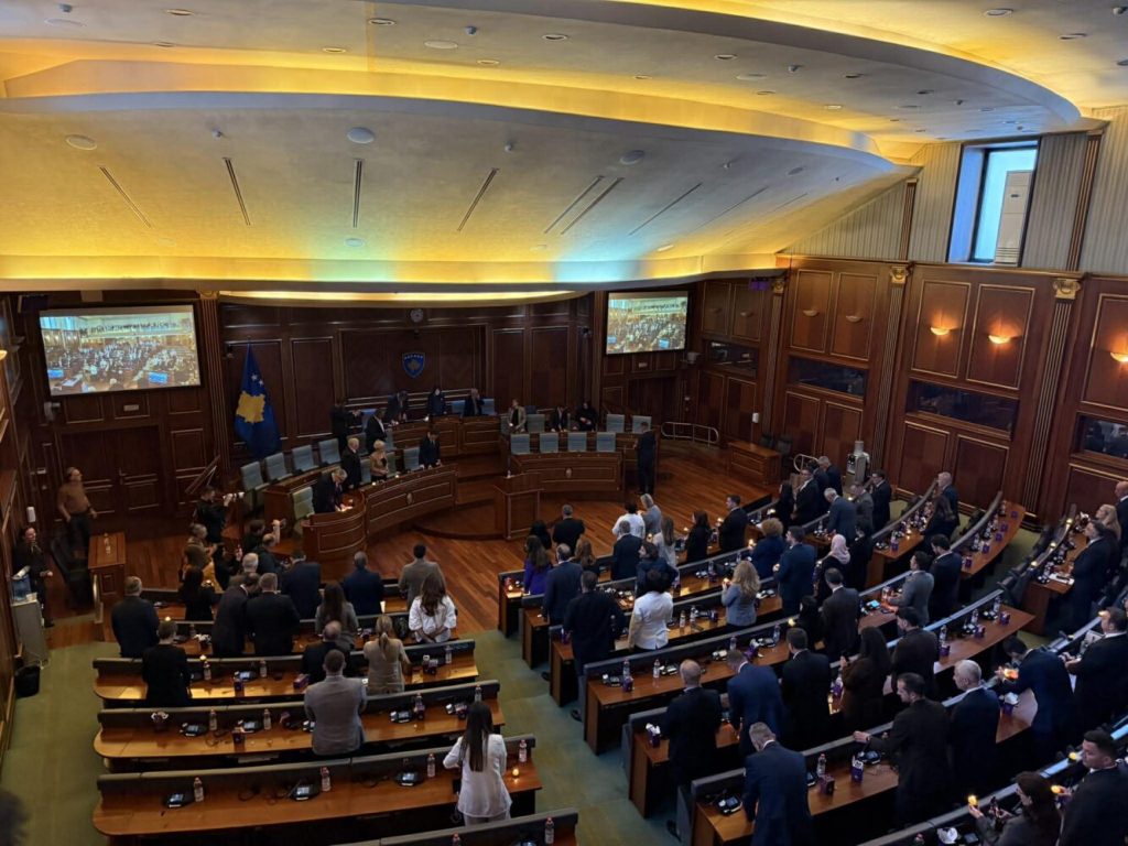 Deputetët ndezin qirinj në nderim të të mbijetuarve të dhunës seksuale