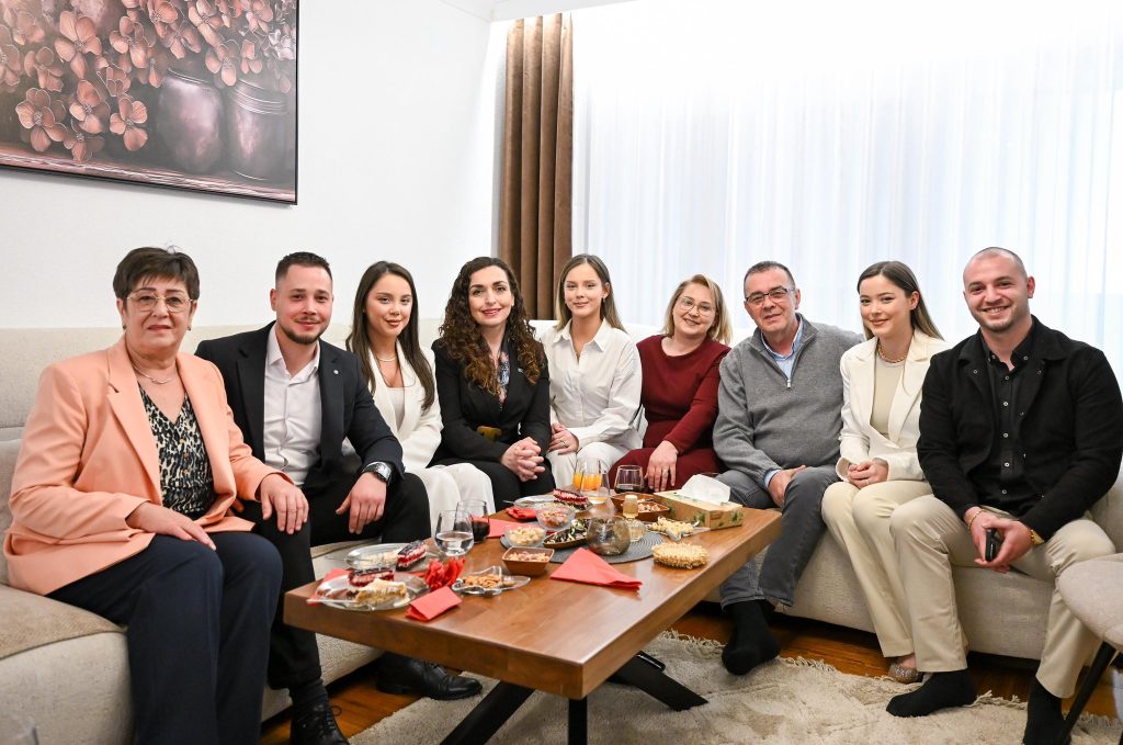 Vjosa Osmani viziton familjen Bajrami në Prizren