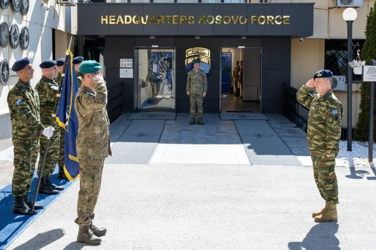 Komandanti i KFOR-it mirëpret homologun grek, rikonfirmon angazhimin për sigurinë në Kosovë