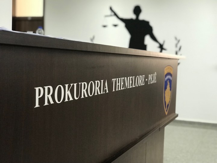 Prokuroria në Pejë sekuestron 20 vetura dhe sasi të madhe ari