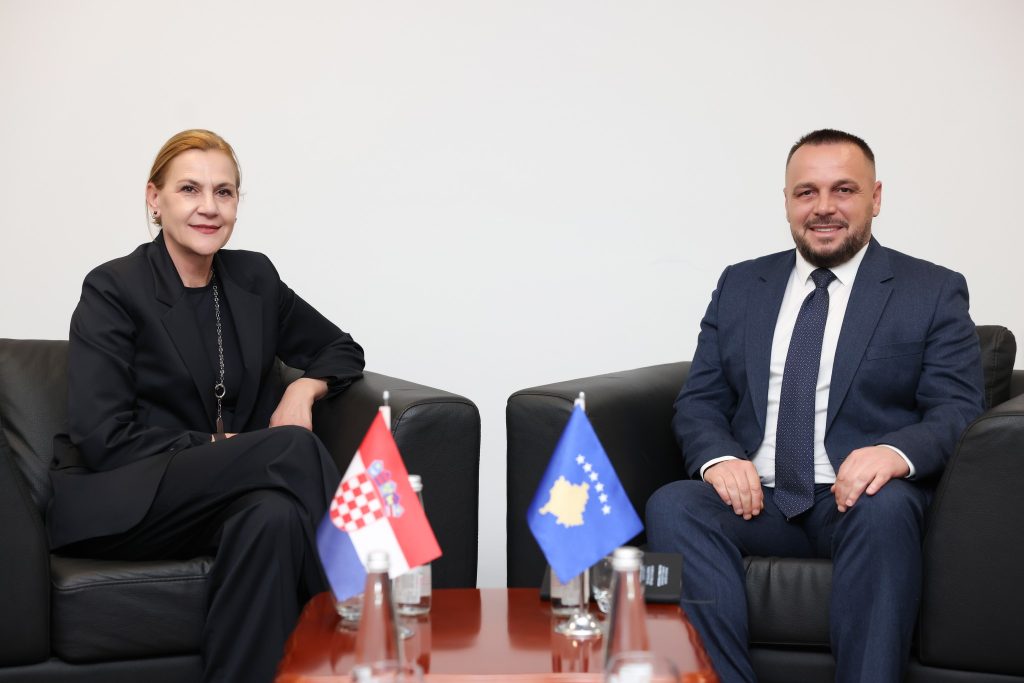 Maqedonci takohet me ambasadoren kroate, fokus në bashkëpunimin në mbrojtje