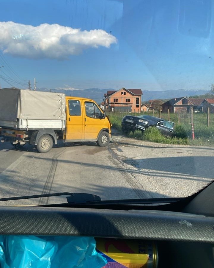 Aksident mes kamionetës dhe veturës në Klinë