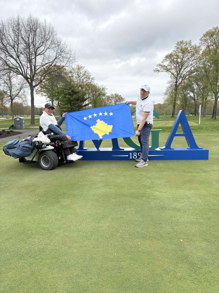 Haki Doku garon në kualifikimet e U.S. Adaptive Open Championship, i shoqëruar nga Fatmir Buqani