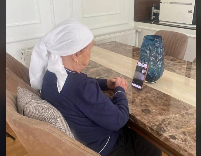 Moment emocionues: Nëna e Hashim Thaçi në videolidhje me të birin