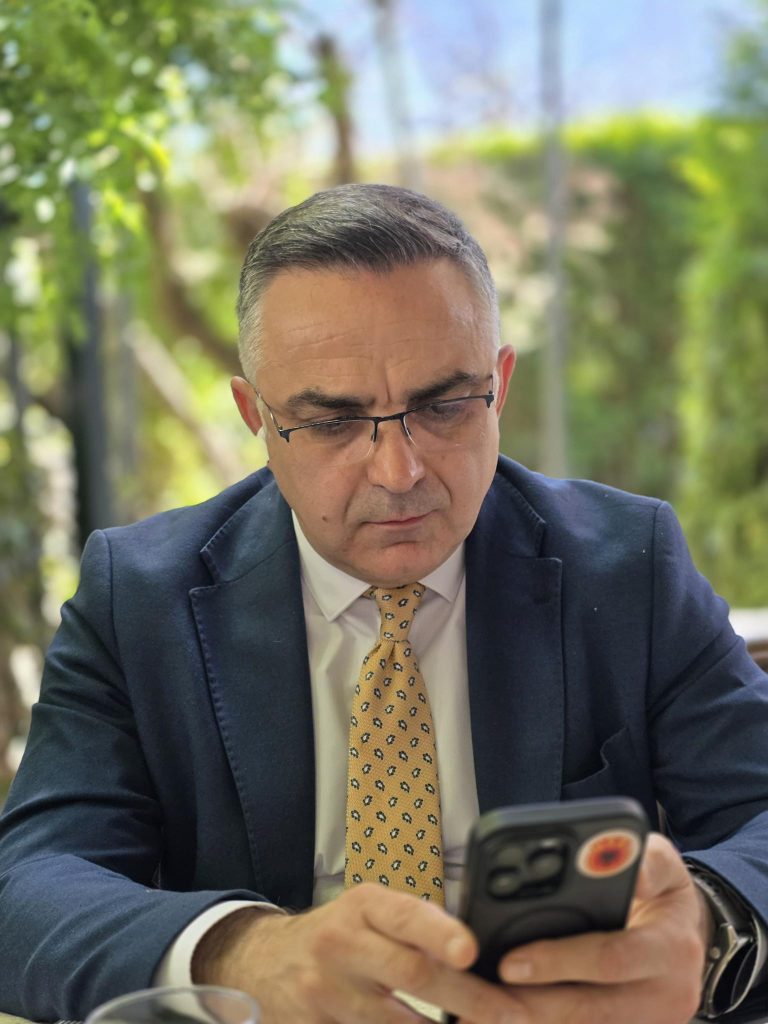 Tahiri: “Këtu jemi, s’kemi në plan të largohemi”