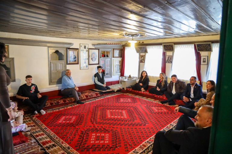 Osmani viziton teqetë në Gjakovë, thekson rëndësinë e besimit dhe bashkimit