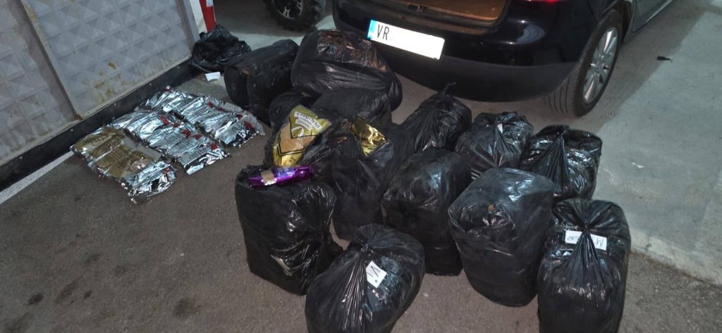 Policia ndalon kontrabandën e duhanit në Kamenicë, sekuestrohen mbi 150 kg