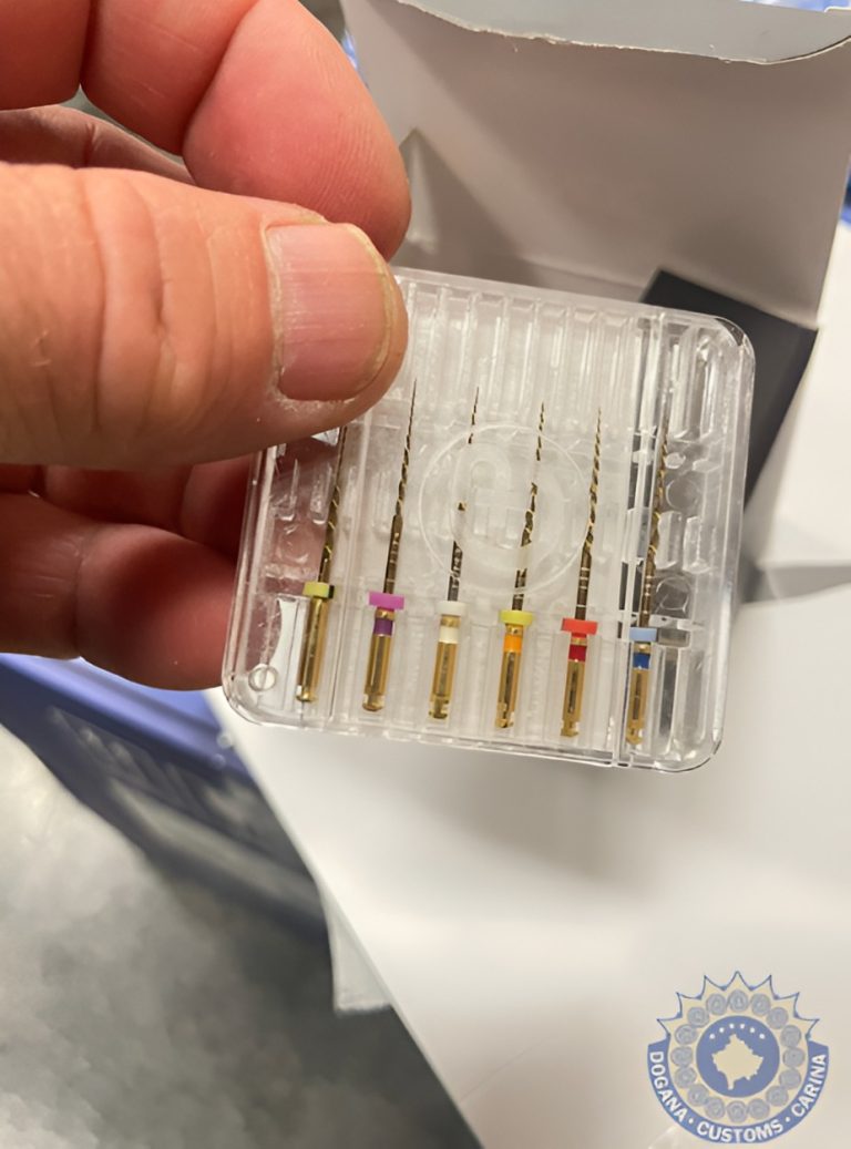 Dogana e Kosovës sekuestron produkte dentare të padeklaruara në Aeroportin e Prishtinës