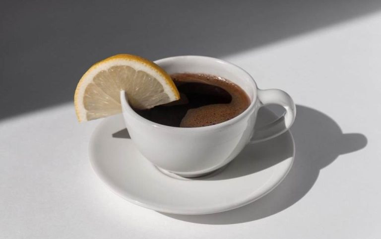 🍋☕ Lëngu i Limonit në Kafe: Mund të Ndihmojë për Humbje Peshe?