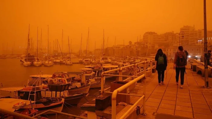 Një person humb jetën në stuhi, pluhuri i Saharasë mbulon Kretën