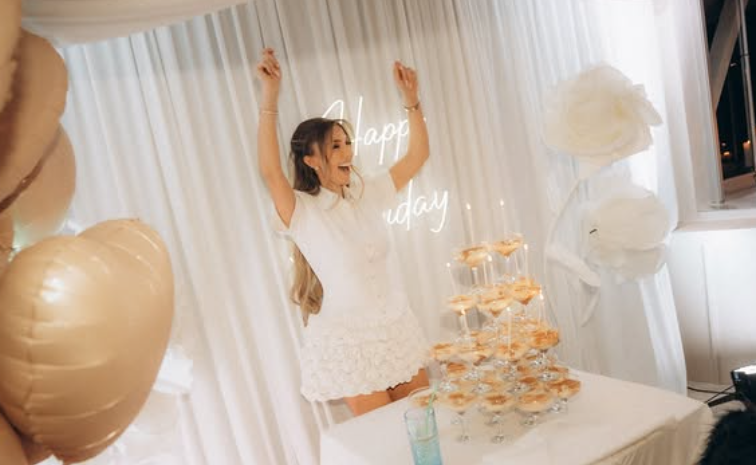Adelina Tahiri feston me stil luksoz – ‘Hermès’ në qendër të vëmendjes 🎉✨👜