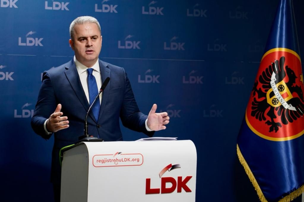 LDK organizon konferencë për media, Visar Azemi flet për njehsorët elektrikë