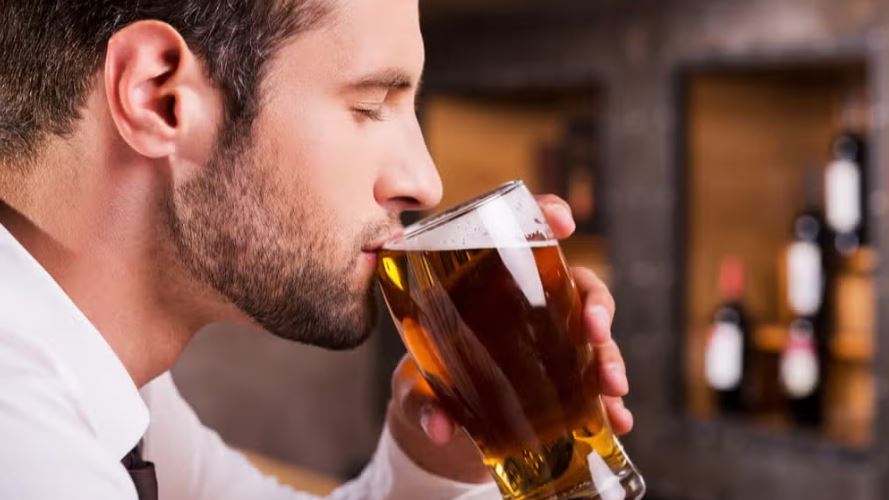 Studim: Alkooli mund të ulë ndjesinë e dhimbjes, por ekspertët kërkojnë kujdes
