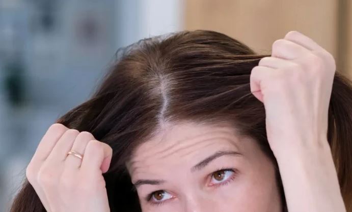 Ekspertët paralajmërojnë: trendi “#nopoo” mund të dëmtojë flokët