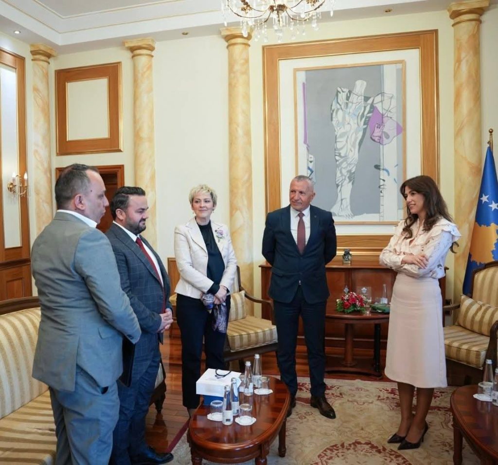 Kryetarja Haxhiu priti deputetin Shaip Kamberi dhe kryetaren e Preshevës, Ardita Sinani